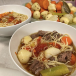 Kreatosoupa: Beef noodle soup
